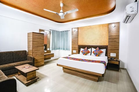Premium Room | Egyptian cotton sheets, premium bedding, in-room safe, WiFi (free)