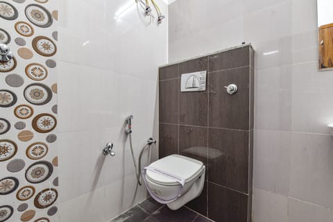 Shower, rainfall showerhead, free toiletries, towels