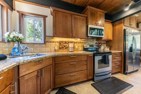 The kitchen features a full range of cookware including a crockpot and a blender.