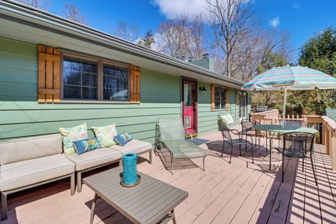 Tobyhanna Vacation Rental | 4BR | 2BA | 2,504 Sq Ft | Stairs Required