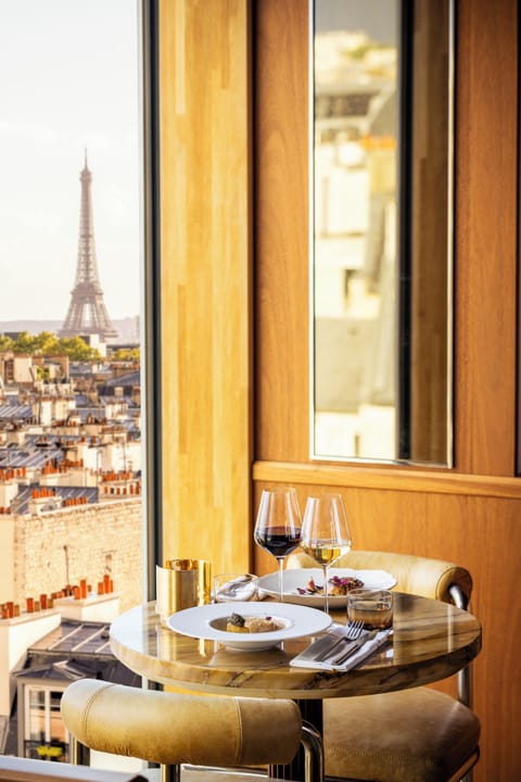 2 restaurants; breakfast, lunch, and dinner served