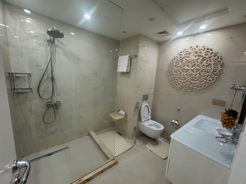 Deluxe Double or Twin Room, Sea View | Bathroom | Free toiletries, slippers