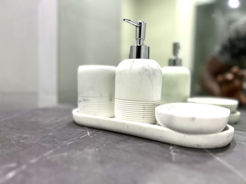 Luxury Double Room, Sea View | Bathroom | Free toiletries, slippers