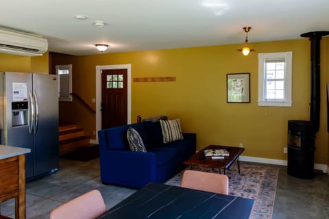 This meticulously designed modern home, situated in the heart of Burlington, is just a minute's walk from downtown. Generously appointed with everything one could need for any length of stay, it serves as the ideal home away from home while you explore our lovely little city