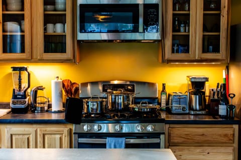 The fully equipped kitchen offers everything you need to cook a delicious meal, with provided coffee and tea to start your morning right. We mean it when we say you'll have everything you need, whether its a chicken dinner or a batch of frozen margaritas you'll be equipped to tackle any culinary adventure during your stay.