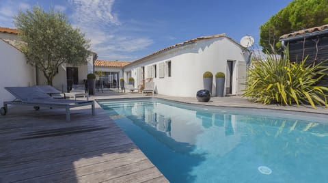 Piscine chauffée (d’avril à fin septembre) et sécurisée - Terrasse en bois - Bains de soleil