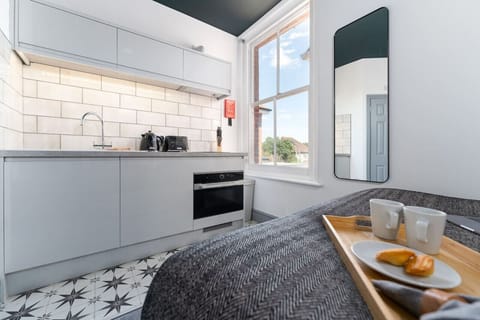 Well-equipped kitchen, bright and airy