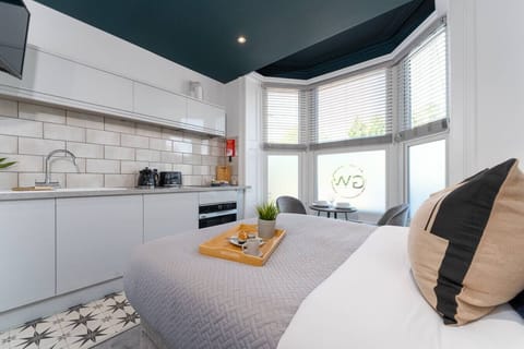 Well-equipped studio with cooking facilities and seating space