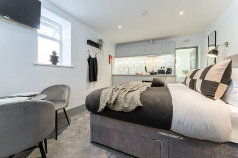 Cosy studio with well-equipped kitchen and seating area