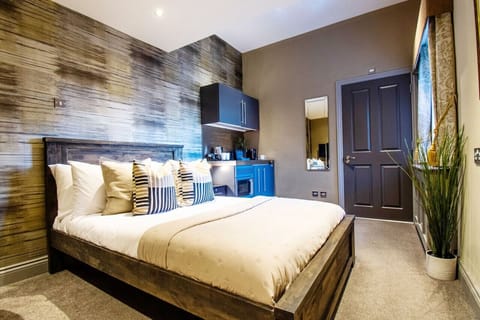 Modern suite with double bed and kitchenette