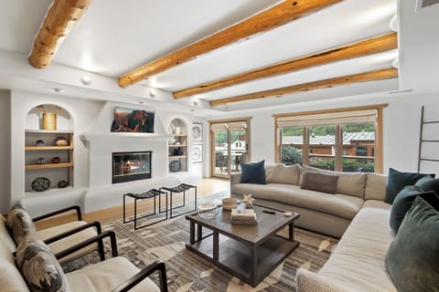 1.0-heritage-penthouse-telluride-living-room