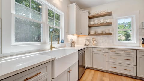 Stocked Gourmet Kitchen (3)