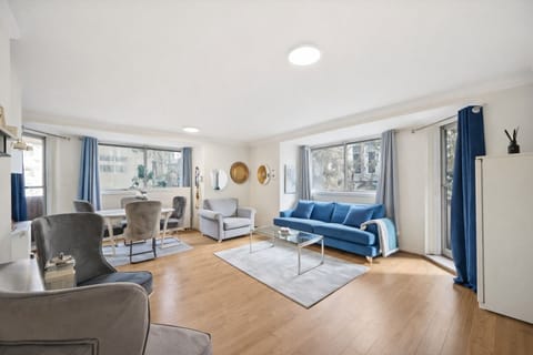 Deluxe Apartment | Living area | Flat-screen TV