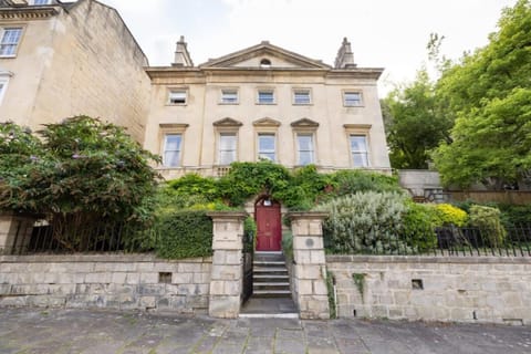 House | 7 bedrooms, desk, iron/ironing board, Internet