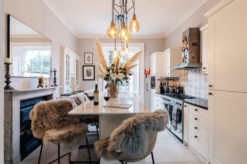 Apartment | 5 bedrooms, desk, iron/ironing board, Internet