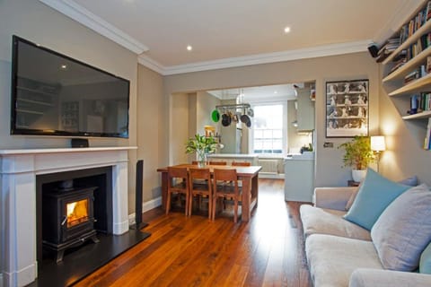 House | 2 bedrooms, desk, Internet