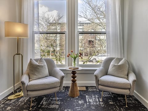 Cozy Fireplace Queen (No Pet) | City view
