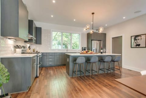 House | 4 bedrooms, desk, iron/ironing board, high-speed internet