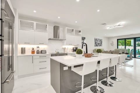 House | 4 bedrooms, desk, iron/ironing board, high-speed internet