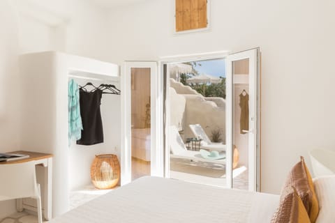 Grande Suite with direct access to the Pool | Living area