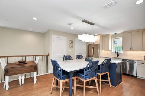 Eating areas - Smaller table for extra seating