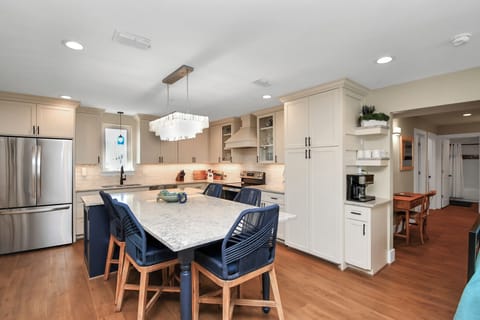 Large island for eating and playing games 