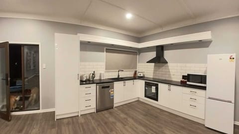 Cottage, 3 Bedrooms, Garden View | Private kitchen