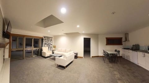 Grand Apartment, 1 Bedroom, Garden View | Iron/ironing board, free WiFi, bed sheets