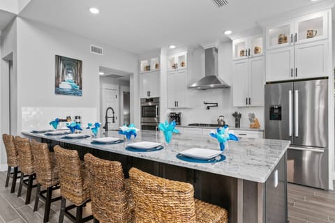 Bar counter seating for 6