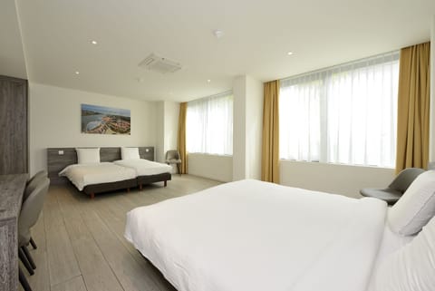 XLarge Room | Desk, free WiFi, bed sheets