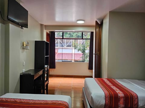 Standard Triple Room | Desk, WiFi (free), bed sheets