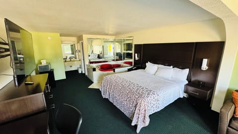 Suite 1 King Jetted Tub Non Smoking | Blackout drapes, free WiFi