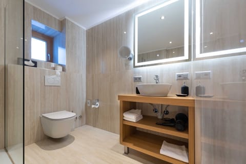 Quadruple Room | Bathroom | Free toiletries, hair dryer, towels, soap