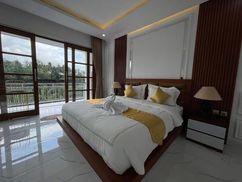 Deluxe Room | Desk, bed sheets