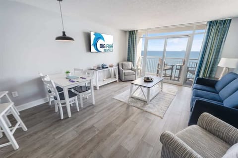 Living Room with Stunning Views☀️
