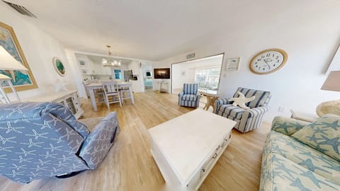 Spacious Living room combines with dinning area off the kitchen.