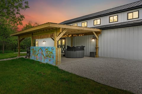 TIKI BAR! On the back covered patio w/ a hot tub + outdoor lounge + Weber Grill!