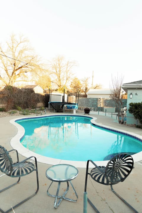 Private pool located in fully fenced in yard (available from April 10th- Sept)