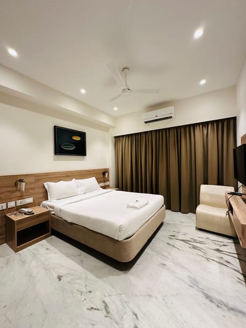 Executive Room | Hypo-allergenic bedding, desk, free WiFi, bed sheets