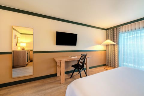 Desk, WiFi (free), bed sheets