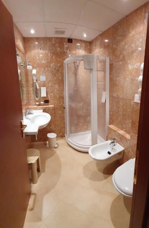 Shower, rainfall showerhead, free toiletries, hair dryer