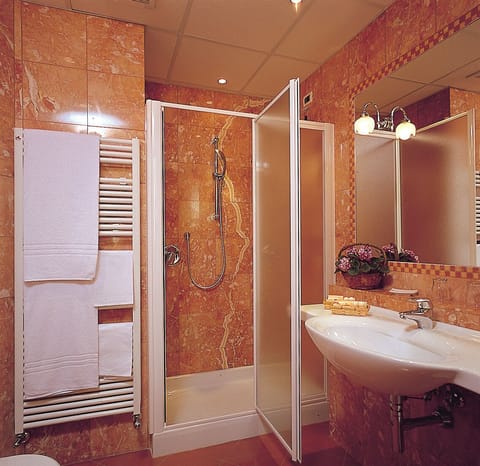 Romantic Junior Suite with 2 balconies, Partial Lake-View | Bathroom | Shower, rainfall showerhead, free toiletries, hair dryer