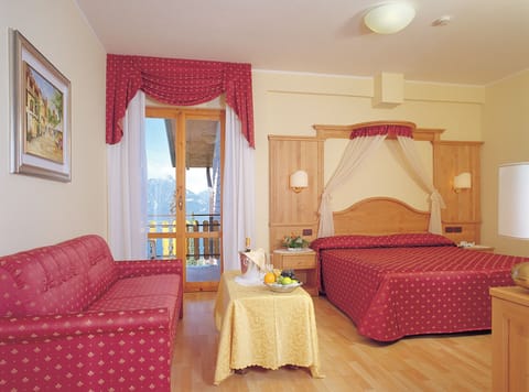 Romantic Junior Suite with 2 balconies, Partial Lake-View | Premium bedding, down comforters, pillowtop beds, minibar