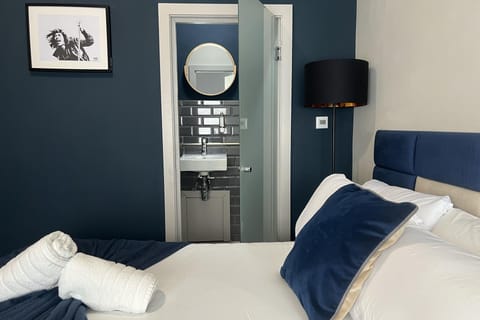 House | 4 bedrooms, iron/ironing board, free WiFi, bed sheets