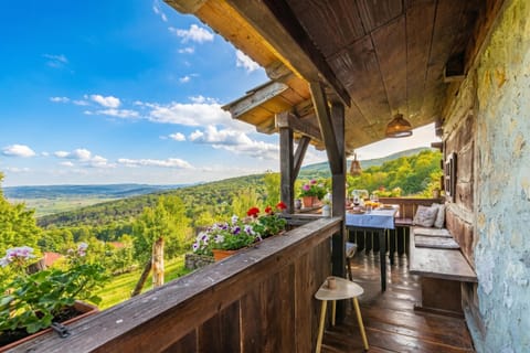 Family Chalet, Multiple Bedrooms, Mountainside (Tiny House Bibi) | Outdoor dining