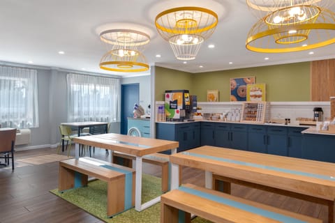 Free daily continental breakfast