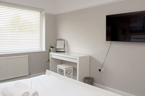 Vanity desk for you to place your miscellaneous items, or can be used as a working desk for work from home travellers.