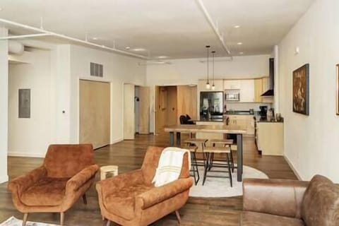 E9685058 537e 4b14 b750 fdadb8c93746