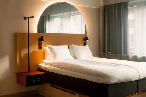 Queen room for 2 persons | In-room safe, desk, blackout drapes, free WiFi