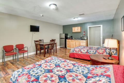 Briceville Vacation Rental | Studio | 1BA | 4 Steps Required | 420 Sq Ft
